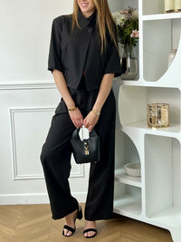 Ensemble veste et pantalon femme noir, élégant et moderne, parfait pour un look chic au quotidien. La veste courte à manches courtes se distingue par son col montant, ses poches factices à l’avant et son bouton au niveau du col pour une touche sophistiquée. Le pantalon à coupe droite, avec fermeture zippée et bouton, passants pour ceinture, poches latérales et taille élastique au dos, offre confort et élégance.