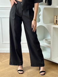 Ensemble veste et pantalon femme noir, élégant et moderne, parfait pour un look chic au quotidien. La veste courte à manches courtes se distingue par son col montant, ses poches factices à l’avant et son bouton au niveau du col pour une touche sophistiquée. Le pantalon à coupe droite, avec fermeture zippée et bouton, passants pour ceinture, poches latérales et taille élastique au dos, offre confort et élégance.