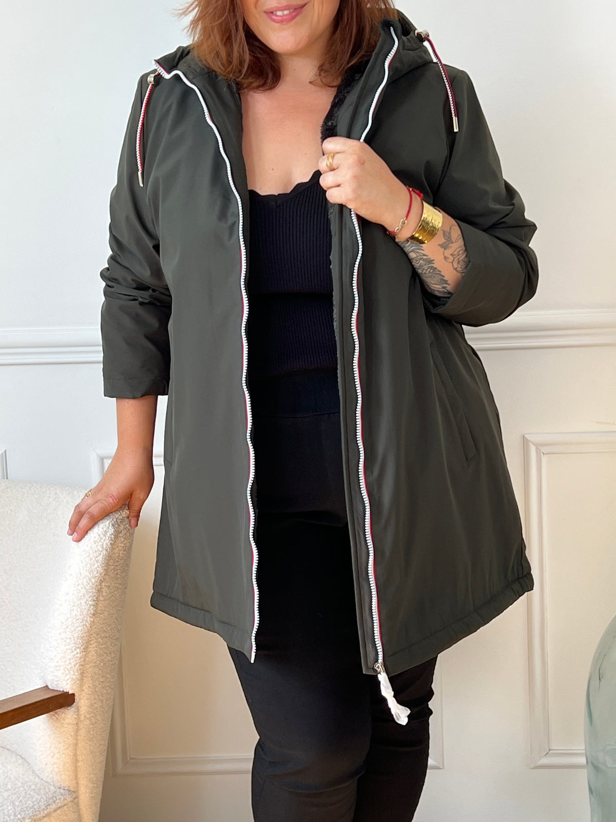 Ce manteau kaki combine style et chaleur avec élégance. Son intérieur fourré offre un confort douillet tout en vous protégeant du froid. Sa teinte kaki intemporelle et tendance en fait une pièce polyvalente, facile à assortir à toutes vos tenues d’hiver.