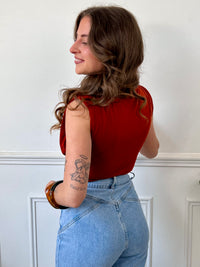 Transformez votre look avec notre body terracotta décolleté Yaele. Conçu sans manches et avec des épaulettes pour une silhouette élégante, il comporte une attache crochet pratique et un col v décolleté flatteur.
