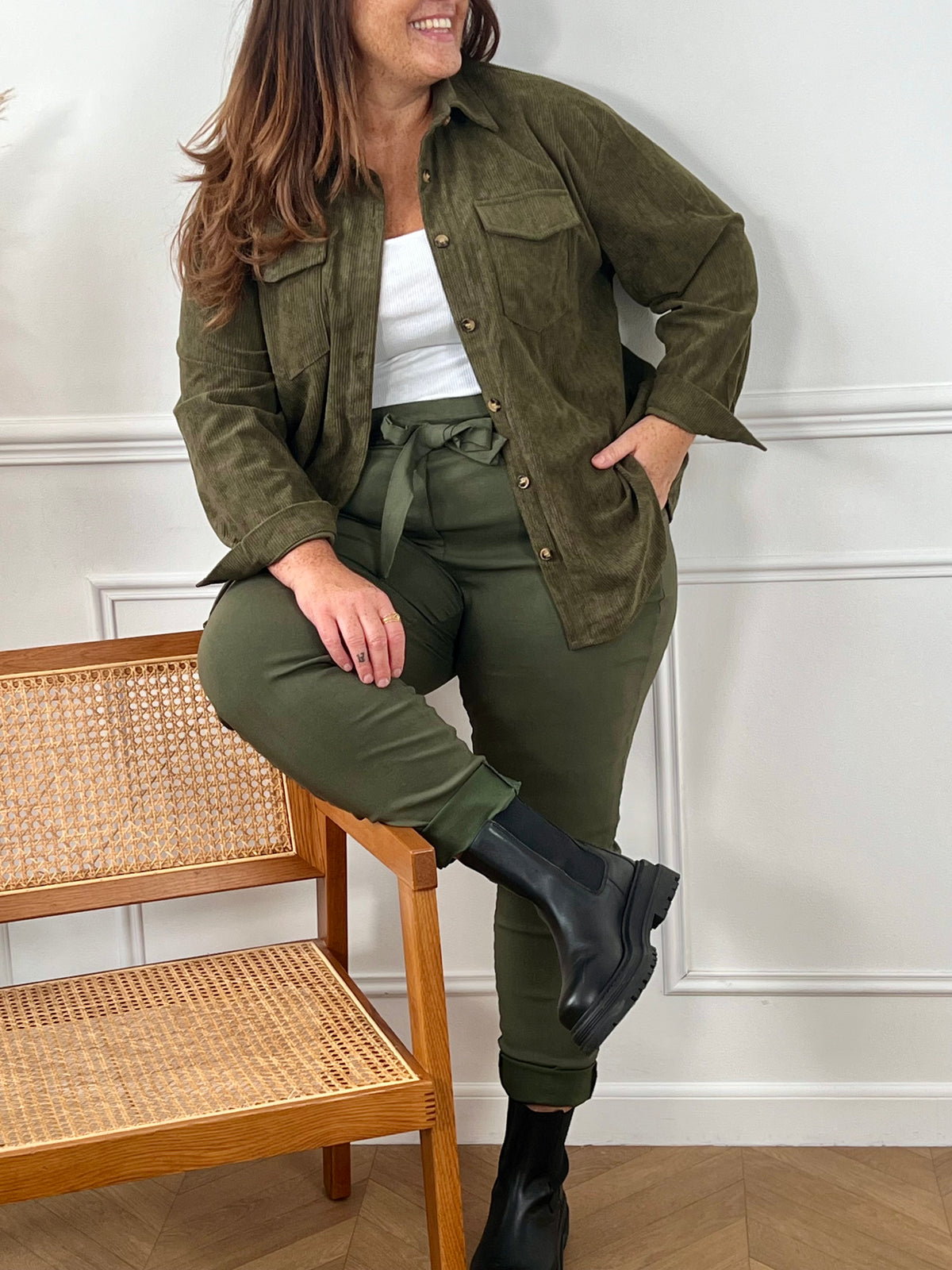 La chemise parfaite pour allier confort et style.
Son velours côtelé tout doux et sa couleur kaki passe-partout en font la pièce idéale à enfiler sans réfléchir. Décontractée mais toujours élégante, elle vous accompagne partout, sans effort.