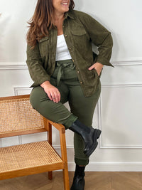La chemise parfaite pour allier confort et style.
Son velours côtelé tout doux et sa couleur kaki passe-partout en font la pièce idéale à enfiler sans réfléchir. Décontractée mais toujours élégante, elle vous accompagne partout, sans effort.