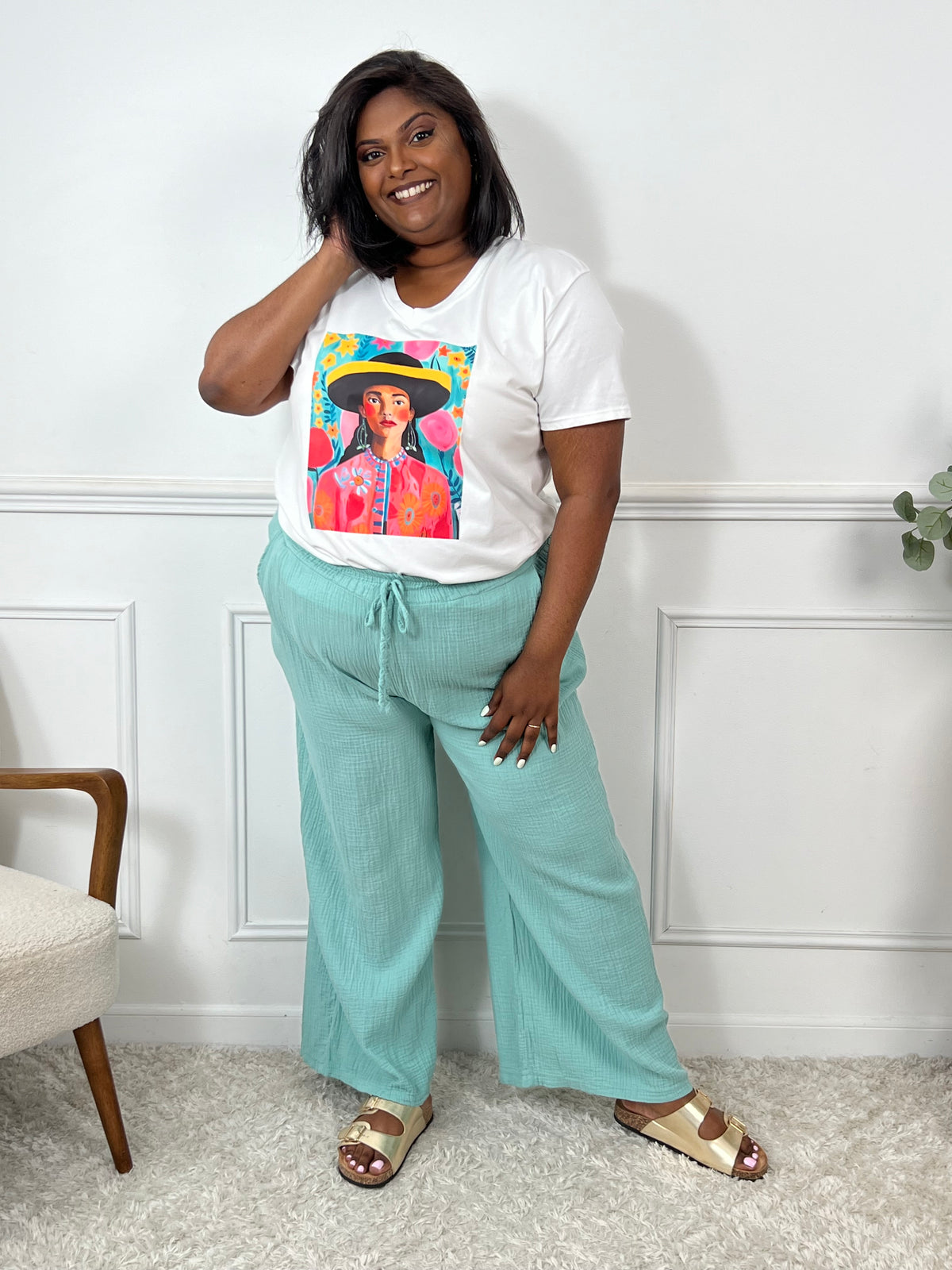 Ce pantalon turquoise grande taille Maloe est à la fois chic et décontracté. Fabriqué en gaze de coton, il est léger et confortable à porter toute la journée.