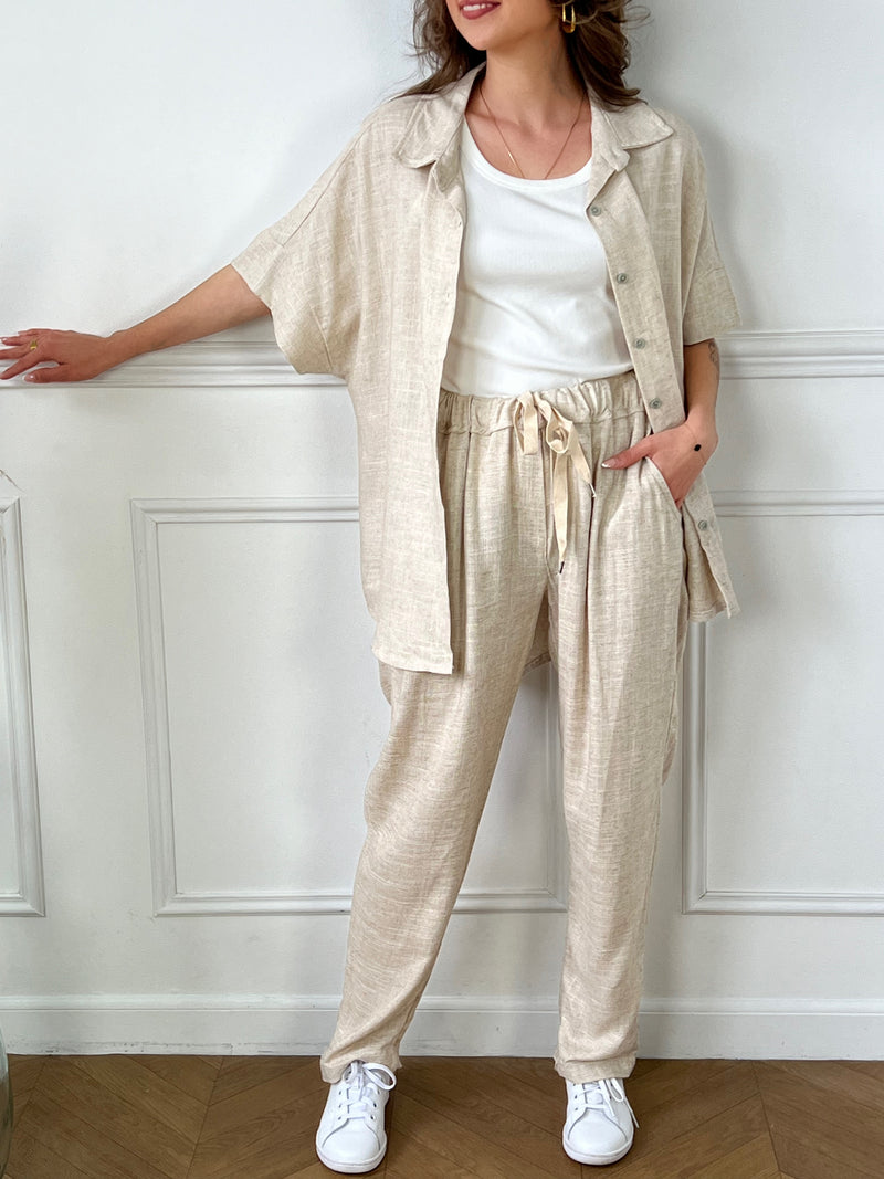 Sentez-vous élégant et confortable avec notre pantalon beige en lin taille haute pour femme, coupe droite. La taille élastique avec lien de serrage vous garantit un ajustement parfait. Les 2 poches à l'avant et les 2 poches à l'arrière avec broderie ajoutent une touche de style pratique.