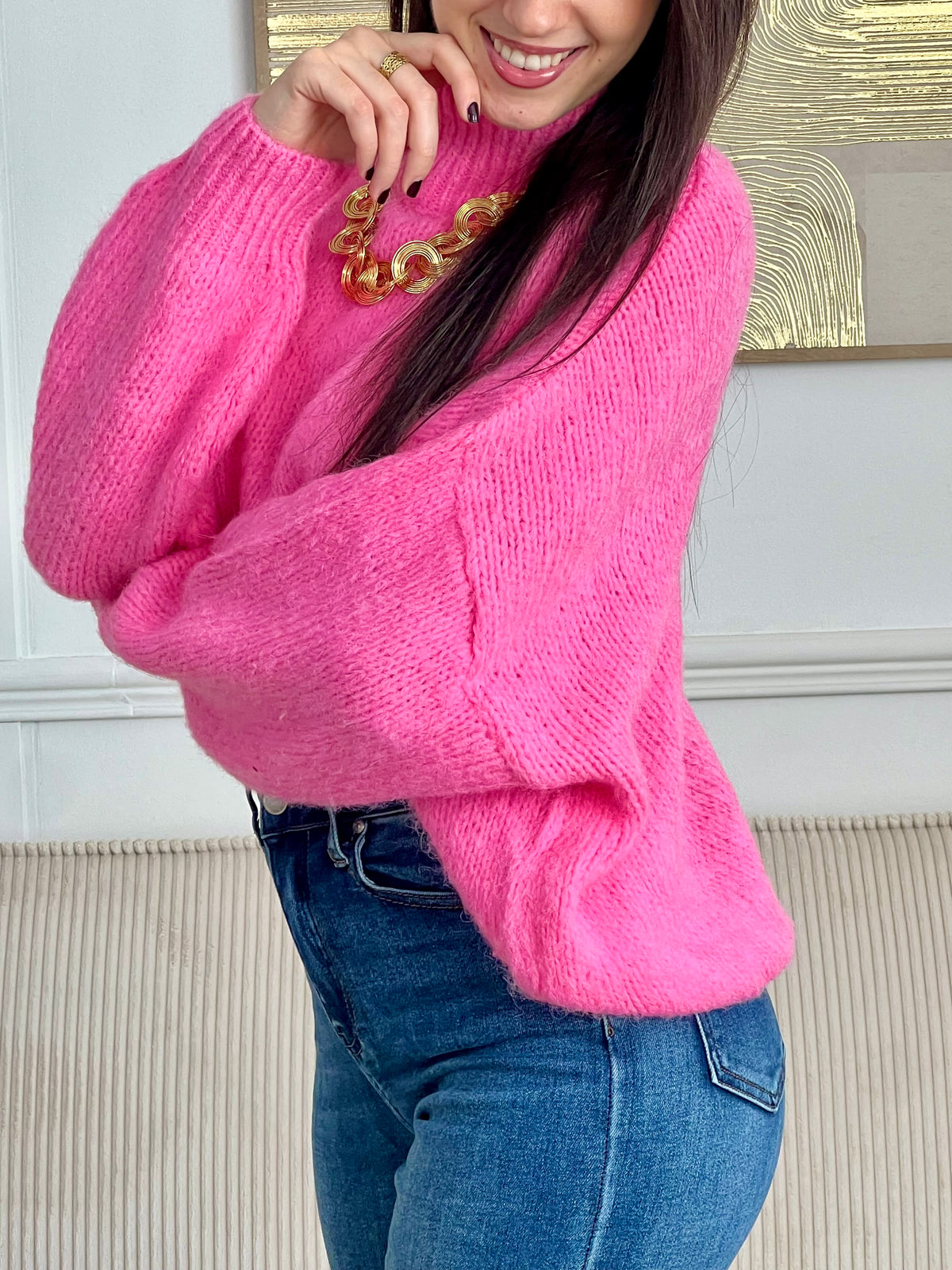 Découvrez le Pull Gladys, votre nouvel incontournable de saison. Confectionné en rose délicat, ce pull allie confort et élégance avec ses manches longues resserrées qui épousent parfaitement votre silhouette.