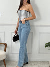 Ce magnifique top bandeau écru à rayuresbleues côtelé est parfait pour les femmes au style élégant et tendance. Sans manches, il vous apportera une liberté de mouvement et un confort optimal. Portez-le seul pour un look décontracté ou associez-le à une veste pour une touche plus chic.