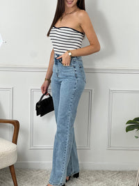 Ce magnifique top bandeau écru à rayuresbleues côtelé est parfait pour les femmes au style élégant et tendance. Sans manches, il vous apportera une liberté de mouvement et un confort optimal. Portez-le seul pour un look décontracté ou associez-le à une veste pour une touche plus chic.