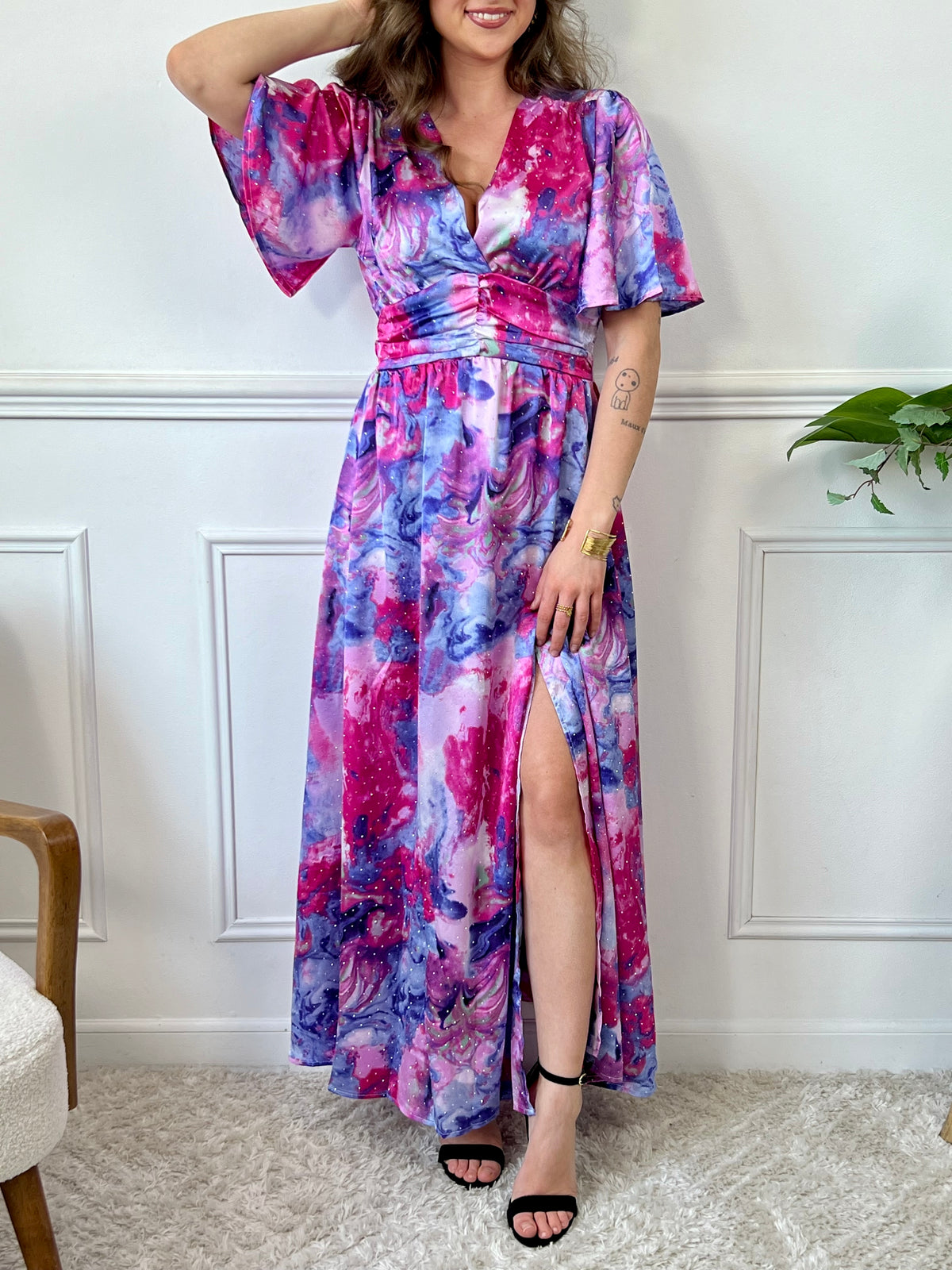 Découvrez notre robe longue à motifs Lexie ! Avec ses manches courtes, son col V et sa taille élastique au dos, elle vous offre un confort et un style subtils.&nbsp;