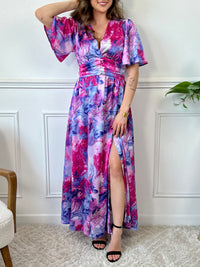 Découvrez notre robe longue à motifs Lexie ! Avec ses manches courtes, son col V et sa taille élastique au dos, elle vous offre un confort et un style subtils.&nbsp;
