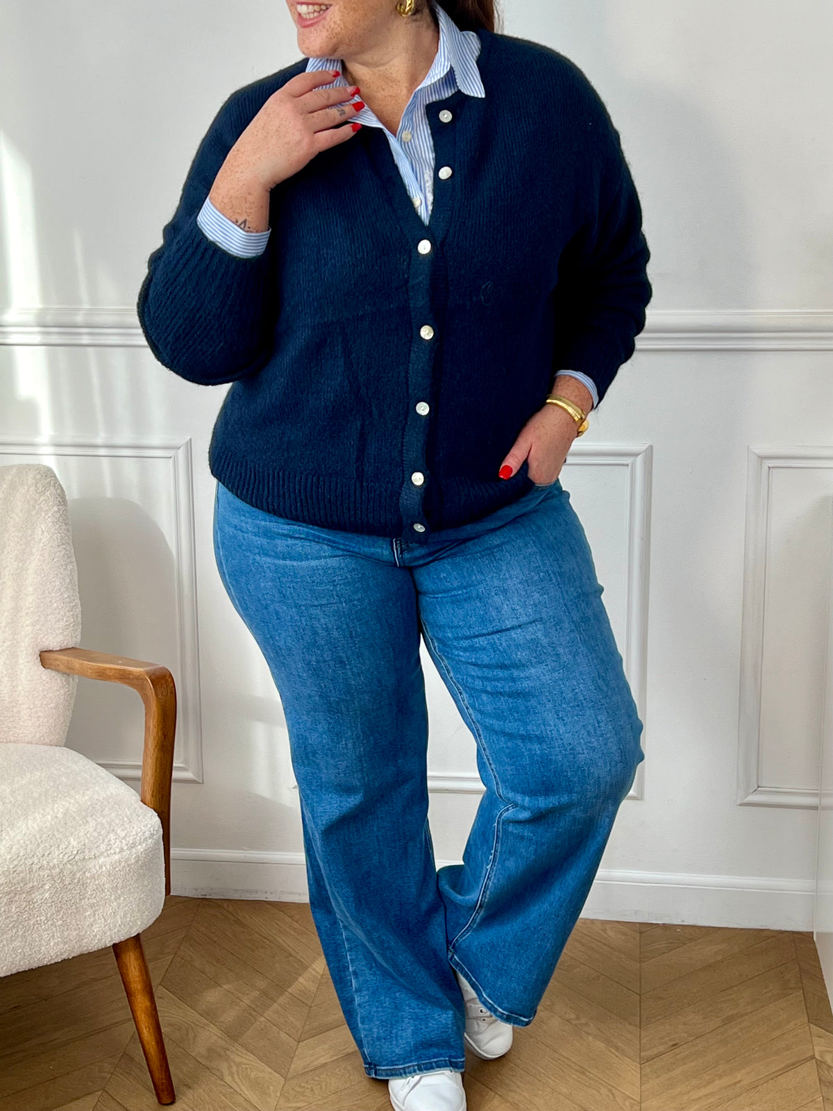 Avec son col rond et ses boutons sur la longueur, ce gilet offre une touche d'élégance à toute tenue. Restez au chaud tout en ajoutant une touche de style à votre garde-robe.