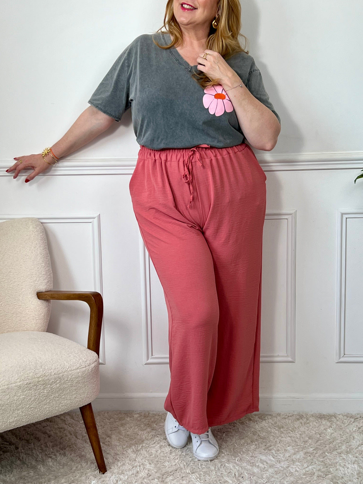 On craque pour ce tee-shirt gris ultra doux, sublimé par de délicats motifs floraux rose, orangé et jaune. Un vrai coup de cœur pour illuminer vos journées avec style et légèreté!