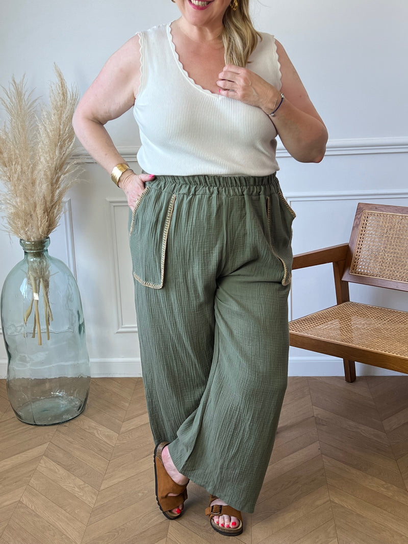 Adoptez le pantalon kaki Shane en gaze de coton. Sa coupe large et sa taille élastique offrent un confort optimal, tandis que les poches latérales avec coutures camel ajoutent une touche de sophistication.