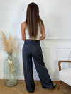 Découvrez notre pantalon tailleur gris taille haute Cayla, parfait pour un look confortable et chic! Avec ses 2 poches à l'avant et ses passants pour ceinture, il vous offre à la fois style et praticité. Optez pour ce pantalon pour un look élégant et sophistiqué au quotidien.