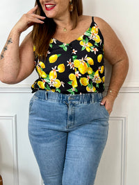Ce top fluide grande taille allie confort et style avec son imprimé citron et jonquilles aux tons jaune et vert. Son col V féminin est souligné par de jolis boutons noirs factices. Les bretelles réglables s’adaptent à toutes les morphologies et l’élastique au dos assure un maintien parfait. Idéal pour apporter une touche fraîche et estivale à vos tenues.