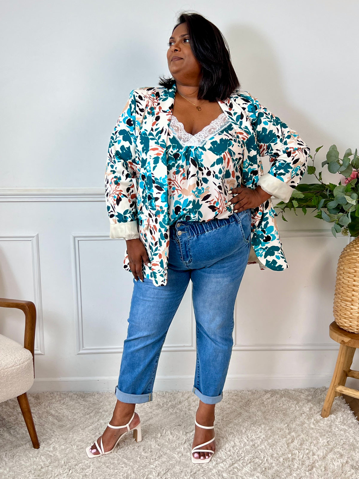 Valorisez votre silhouette avec le blazer Malona, spécialement conçu pour les grandes tailles. Ses manches longues assurent une coupe flatteuse, tandis que les épaules apportent structure et élégance.&nbsp;