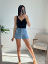 Ce Short en Jean Soline pour femme est parfait pour les journées ensoleillées. Avec sa ceinture amovible, vous pouvez créer différents looks. Pratique avec ses 2 poches et son zip, il possède également une poche factice et des ourlets sur le bas pour une touche de style. Disponible en bleu clair.