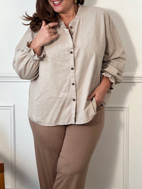 Chemise beige effet velours grande taille femme
Manches longues&nbsp;
Col rond
Volants au col et aux poignets
Elastique aux poignets
Boutons sur la longueur
Effet velours
Couleur : beige