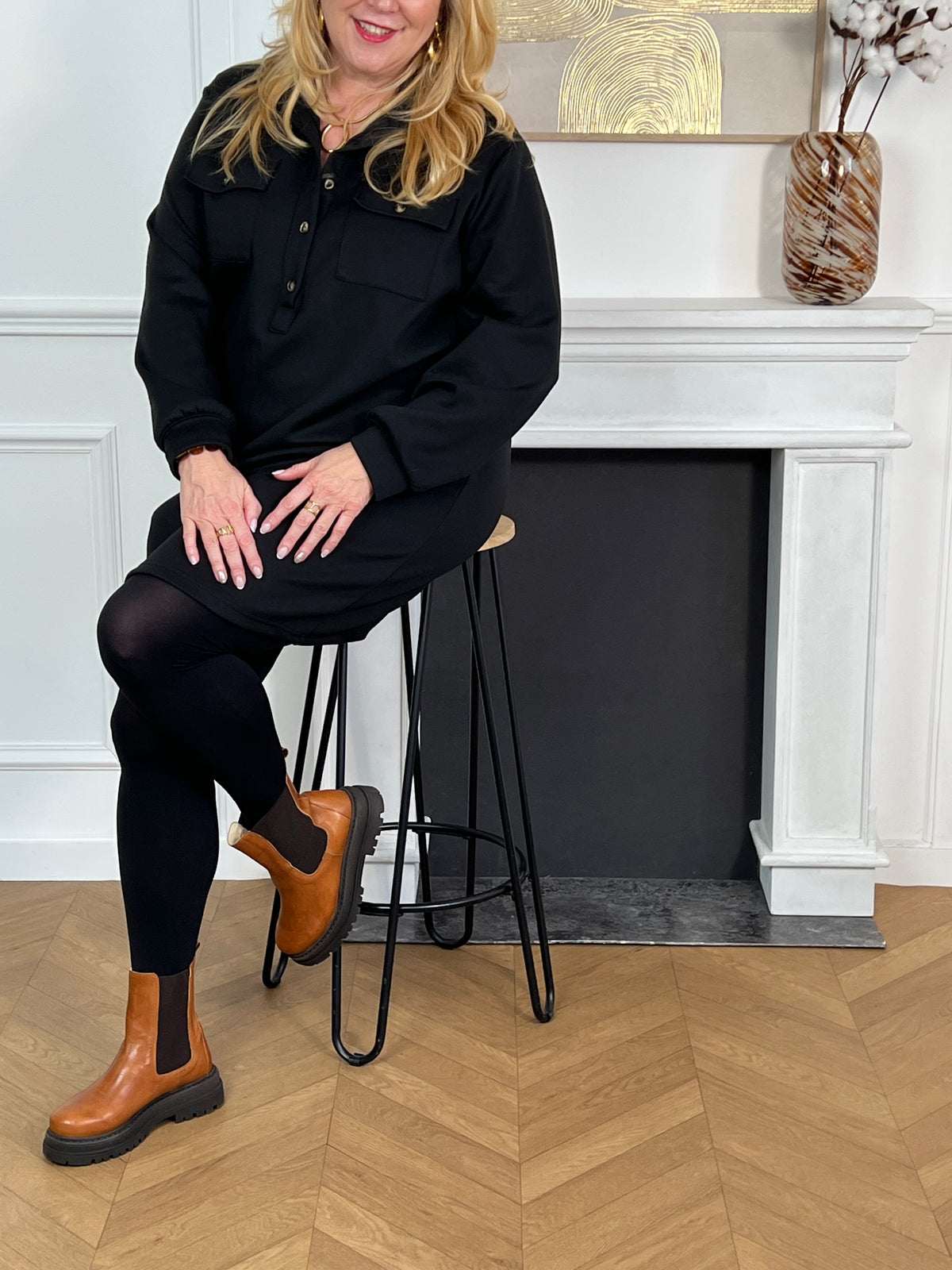 Cette robe courte noire grande taille, Lena, allie élégance et confort au quotidien. Dotée de manches longues légèrement resserrées avec élastique et bouton, elle assure une silhouette ajustée tout en facilitant les mouvements.