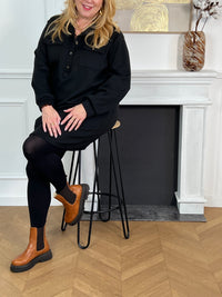 Cette robe courte noire grande taille, Lena, allie élégance et confort au quotidien. Dotée de manches longues légèrement resserrées avec élastique et bouton, elle assure une silhouette ajustée tout en facilitant les mouvements.