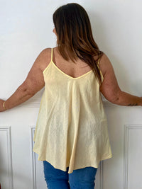 Découvrez la blouse écrue Delora, alliant élégance et confort. Sa coupe ample assure une liberté de mouvement idéale, tandis que ses manches courtes en dentelle apportent une touche délicate et féminine. Le col en V orné de dentelle sublime votre décolleté avec raffinement.