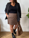 La jupe short Polia grande taille offre une coupe droite confortable avec un motif pied de poule élégant. Elle dispose de deux poches latérales pratiques, de trois boutons factices sur le côté, et d’un élastique à la taille pour un ajustement facile.