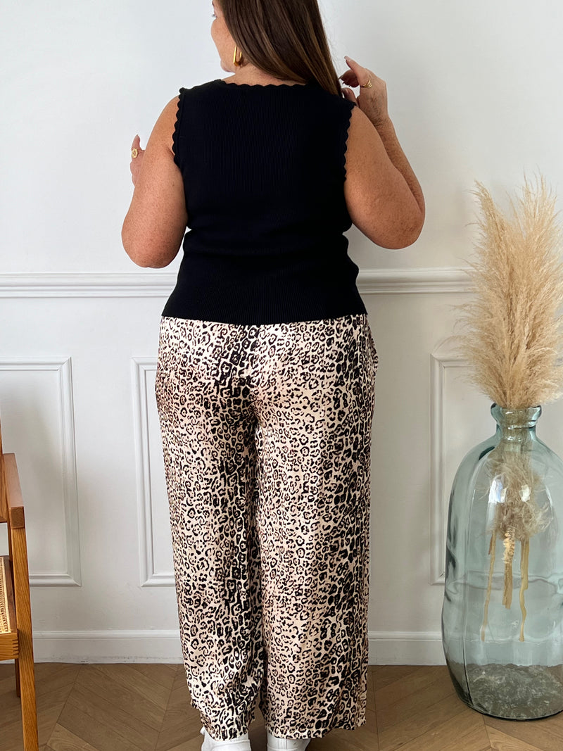 Découvrez notre nouveau pantalon Curve Dorene avec son motif léopard tendance en noir et beige. La taille élastique et le lien de serrage factice offrent un confort optimal tout en ajoutant une touche de style à votre garde-robe. Laissez-vous séduire par ce pantalon qui allie confort et élégance !