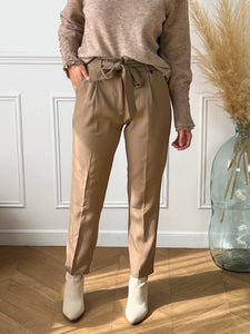 Pantalon camel taille haute femme Pantalon camel Coupe paperpag, taille haute Fermeture à zip avec un bouton Passants pour ceinture Ceinture amovible Élastique au dos de la taille 2 poches à l'avant Couleur : camel Composition : 60% Polyester, 40% Viscose Made in P.R.C