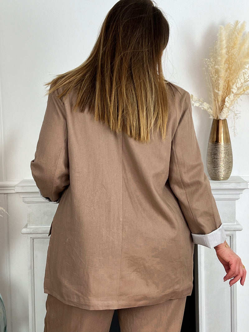 Ce blazer grande taille allie style intemporel et confort exceptionnel. Parfait pour toute occasion, ce blazer apportera une touche sophistiquée à votre garde-robe.