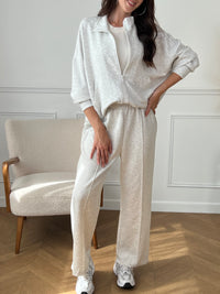 Ce sweat gris Eloise allie confort et praticité avec ses manches longues resserrées, son col rond agréable et ses deux poches latérales idéales pour garder vos petits essentiels à portée de main. Sa fermeture zip facilite l’enfilage, tandis que la coupe ajustée aux manches assure une tenue confortable au quotidien.