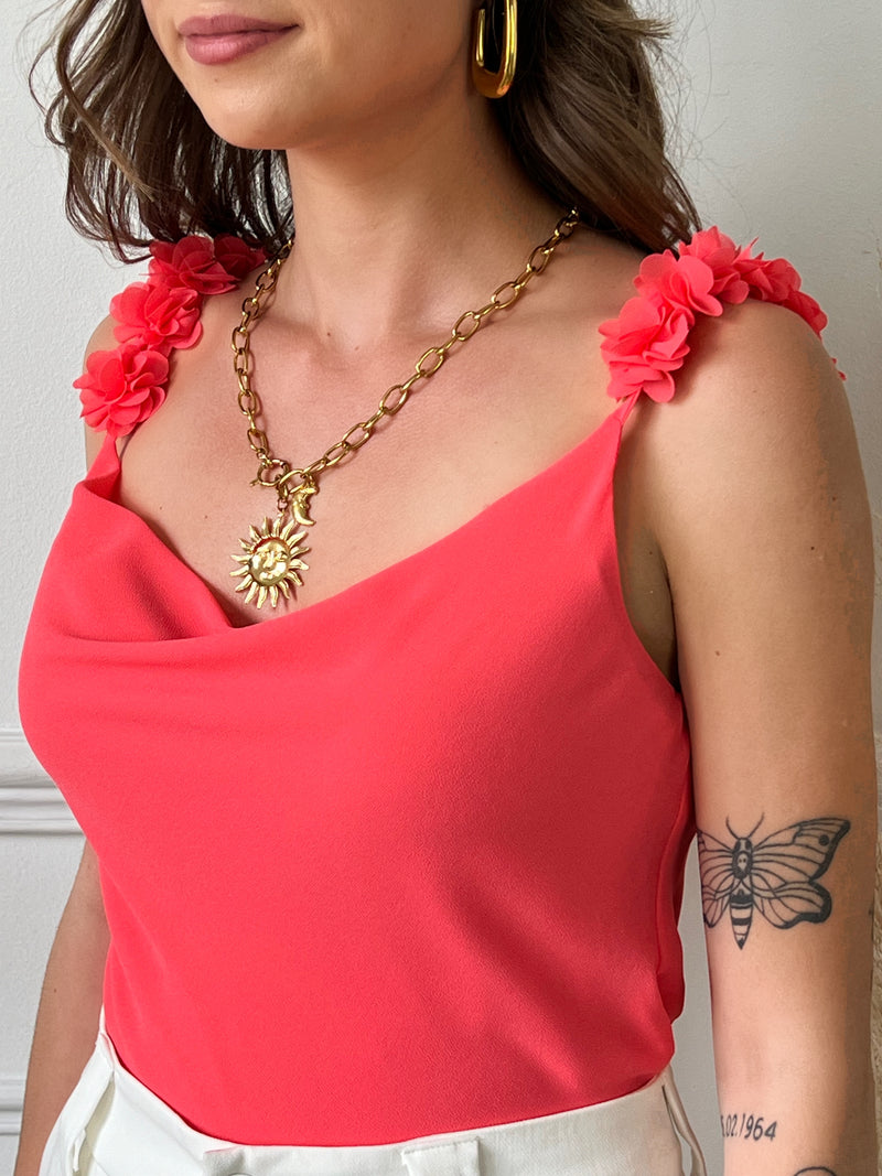 Découvrez notre magnifique top corail Kloe avec ses bretelles réglables ornées de fleurs. Apportez une touche de couleur et de fraîcheur à votre look grâce à ce top tendance.