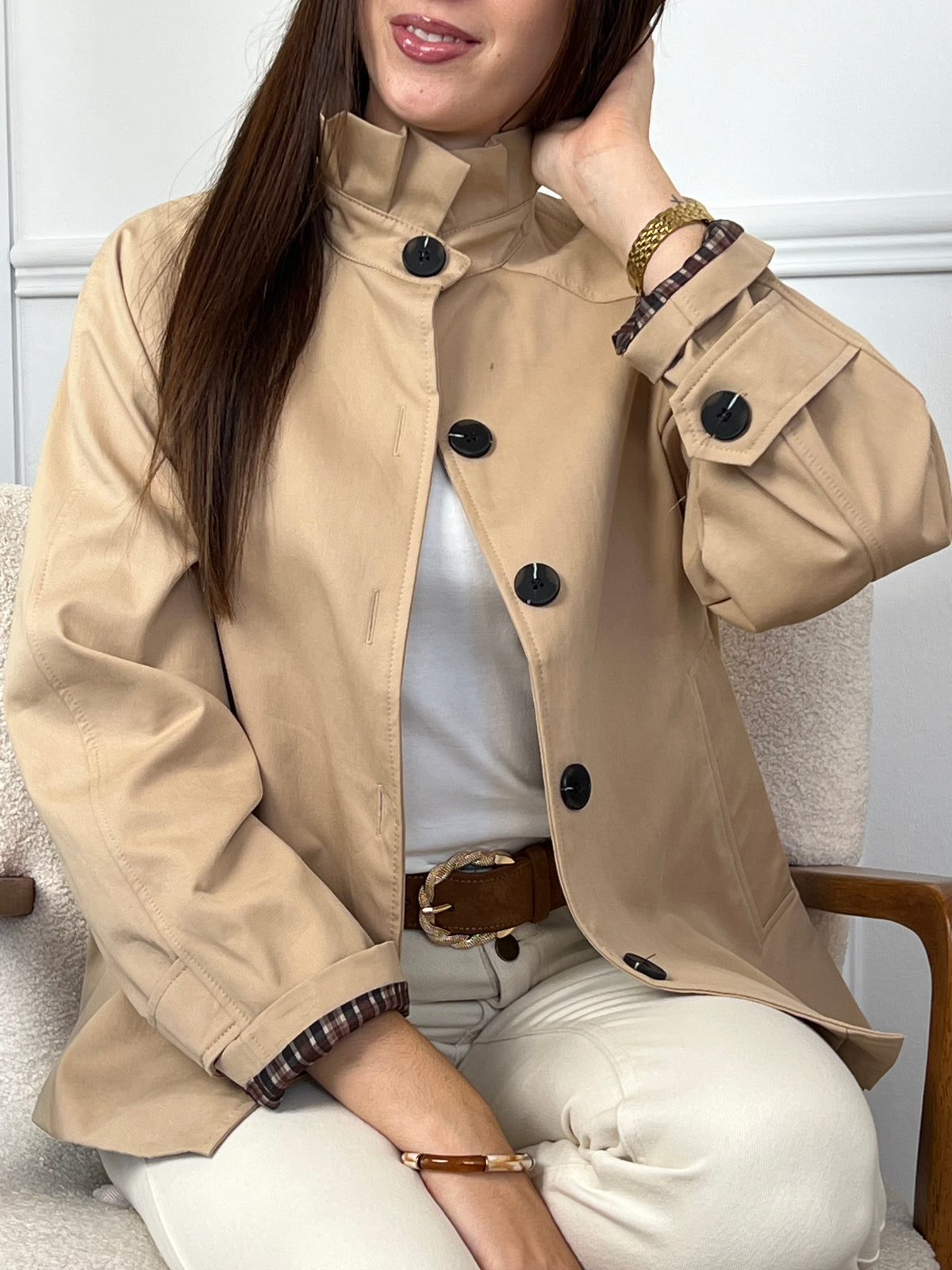 Élégant et moderne, ce trench court beige séduit par son col montant plissé qui lui confère une allure raffinée. Son intérieur à carreaux apporte une touche intemporelle et chic, faisant de cette pièce un indispensable de mi-saison.