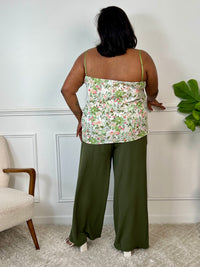 Ce pantalon kaki grande taille Karoline est un essentiel pour toutes les femmes. Très confortable avec son élastique au dos et ses poches latérales à l'avant, il ajoute une touche de style avec sa ceinture amovible à motifs assortie avec le top Alena.