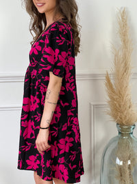 Cette robe noire et fuchsia : Rosila est à la fois élégante et audacieuse. Avec sa coupe courte et son motif fleur, elle est parfaite pour une soirée spéciale ou une journée décontractée. Le contraste du noir et du fuchsia apportera une touche de couleur à votre garde-robe.