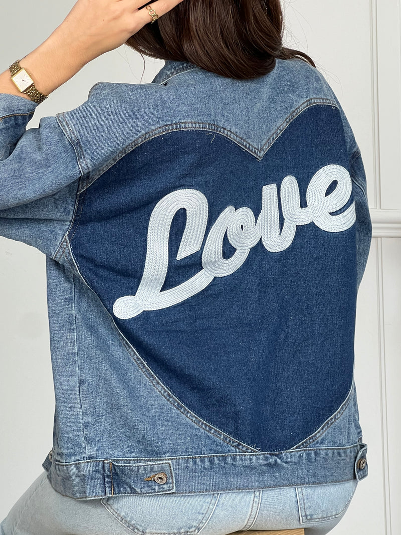 Cette veste en jean bleue Maina allie style et confort au quotidien. Dotée d’un col chemise classique, elle se ferme par des boutons sur toute la longueur ainsi qu’aux manches, pour un ajustement parfait.