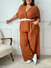 La combinaison Savanah terracotta grande taille allie confort et élégance avec son col cache-cœur, ses manches courtes et son élastique à la taille. Pratique avec ses poches latérales et son ouverture dos à bouton, elle vous met en valeur avec douceur.