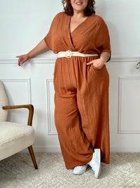 La combinaison Savanah terracotta grande taille allie confort et élégance avec son col cache-cœur, ses manches courtes et son élastique à la taille. Pratique avec ses poches latérales et son ouverture dos à bouton, elle vous met en valeur avec douceur.