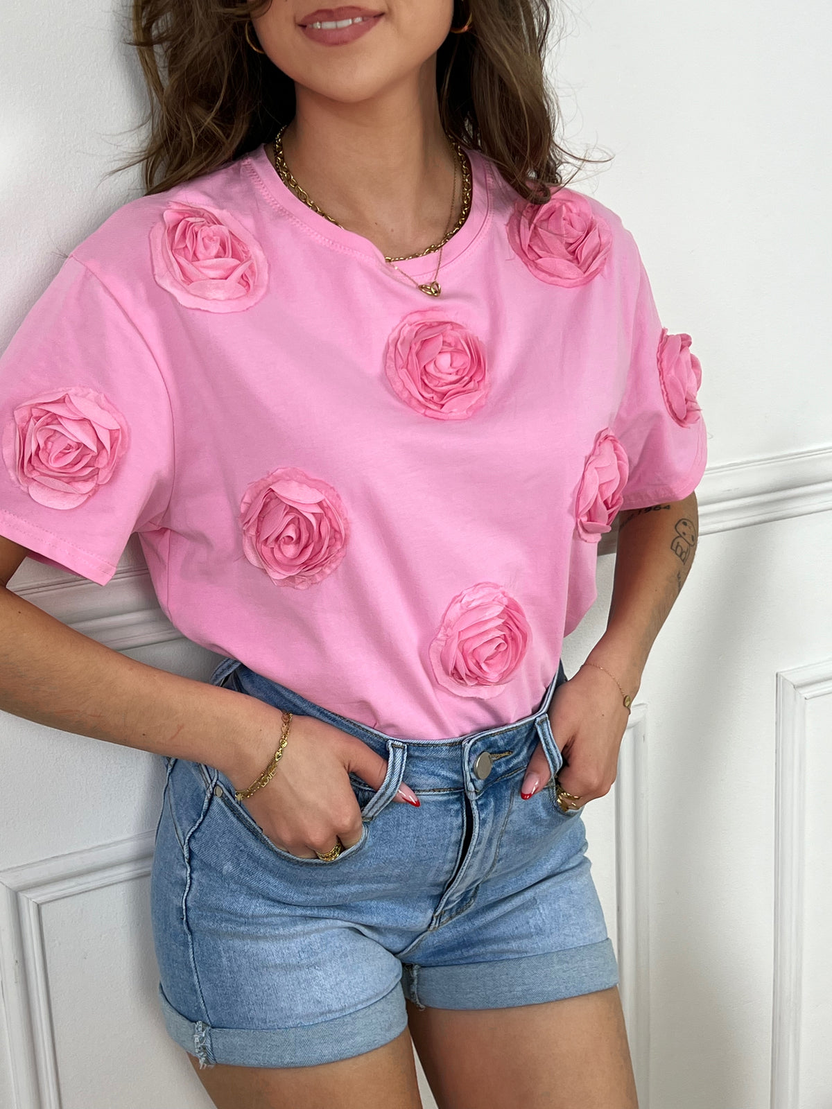 Découvrez notre charmant tee-shirt rose Felicie pour femmes ! Avec ses manches courtes, son col rond et ses fleurs en relief sur le devant, il vous offrira un look à la fois féminin et élégant. Ajoutez une touche de couleur à votre tenue avec notre tee-shirt confortable et tendance.