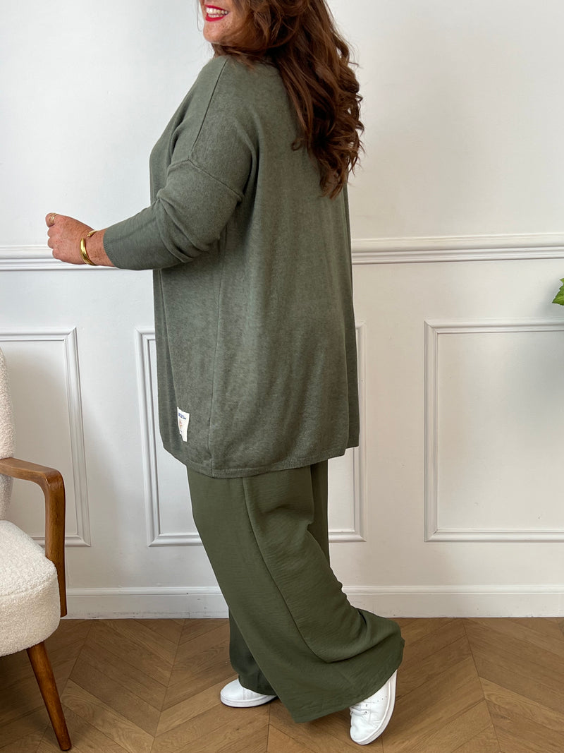 Donnez à votre garde-robe une touche élégante et sophistiquée avec le gilet long kaki Louison. Fabriqué avec un tissu de qualité, ce gilet ajoutera une touche de confort et de style à toutes vos tenues. Restez au chaud et tendance avec ce gilet polyvalent qui vous aidera à créer des looks uniques pour toutes les occasions.