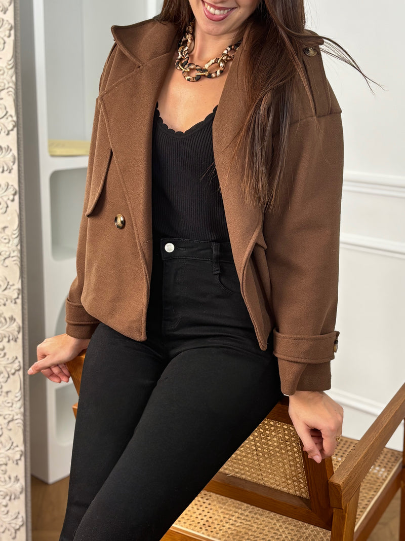 Veste Athenais, coupe courte et droite avec manches longues et col à revers. Doublée pour plus de confort, sans poches. Fermeture par boutons. Élégante en marron, elle allie simplicité et fonctionnalité.
