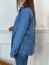 Ajoutez une touche d'amour à votre garde-robe avec notre chemise bleue Alix, ornée de petits coeurs rouges. Les manches longues peuvent être retroussées pour un style décontracté, tandis que le col chemise et les boutons sur le devant apportent une touche classique.&nbsp;