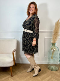 La robe courte Timy offre confort et élégance avec ses manches longues, son col cache-cœur et sa ceinture amovible. Ses motifs floraux en noir et beige donnent une touche élégante et féminine à cette pièce facile à porter au quotidien ou pour des occasions spéciales.