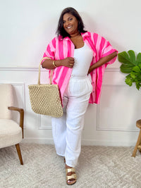 Découvrez la chemise Rosita, une pièce ample en gaze de coton légère et confortable. Son col classique et ses boutons sur toute la longueur facilitent l’enfilage, tandis que ses rayures délicates apportent une touche d’élégance décontractée. Sa coupe longue offre une silhouette fluide et flatteuse, idéale pour un style à la fois chic et décontracté.