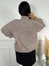 PULL TAUPE AVEC BRODERIE AU COL
Pull manches longues
Col montant&nbsp;
Couleurs : taupe
Matière douce
