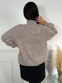 PULL TAUPE AVEC BRODERIE AU COL
Pull manches longues
Col montant&nbsp;
Couleurs : taupe
Matière douce
