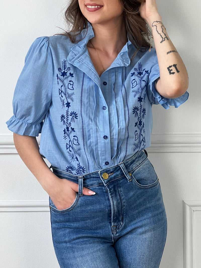 Découvrez notre chemise bleue à motifs avec volants, parfaite pour allier élégance et originalité. Ses volants délicats ajoutent une touche de féminité, tandis que les motifs subtils apportent du caractère à votre tenue. Confortable et stylée, cette chemise est idéale pour créer des looks cohérents et tendance.