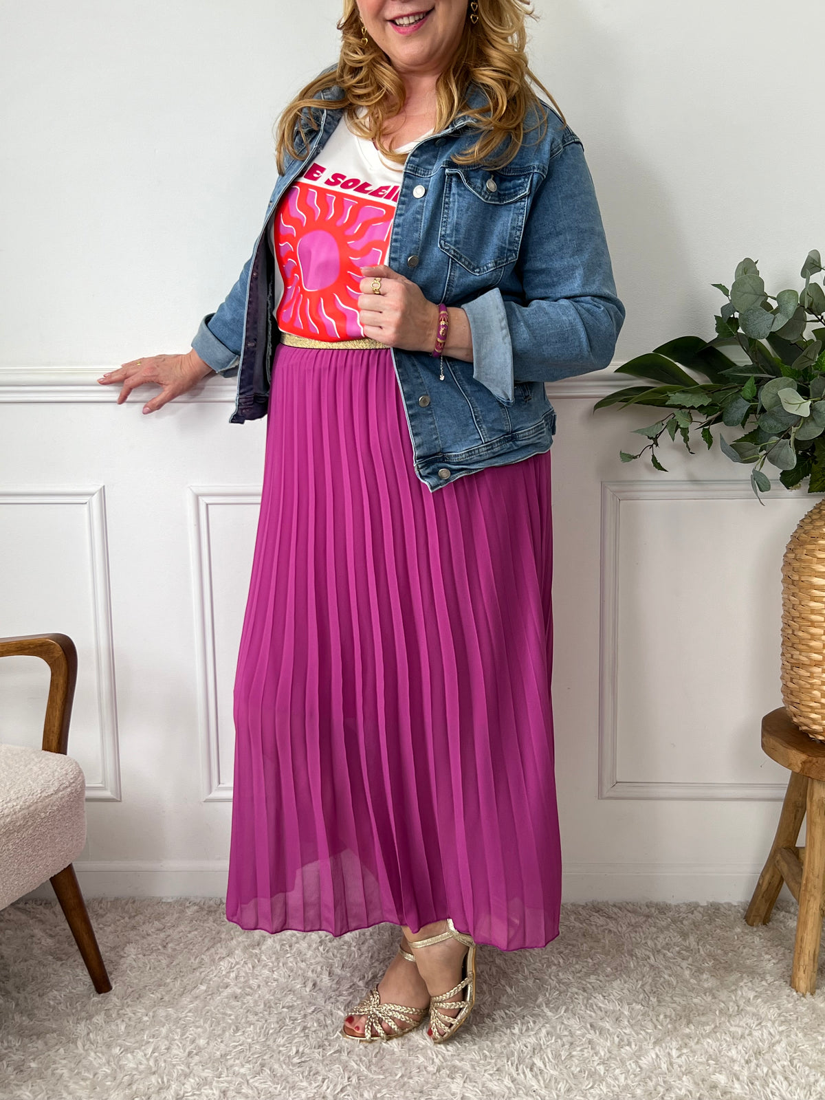 La jupe violette plissée de grande taille incarne une élégance intemporelle. Avec sa coupe longue et plissée, elle offre une silhouette flatteuse et tendance. Cette pièce allie style et confort, créant une tenue sophistiquée et moderne pour les femmes de grande taille.