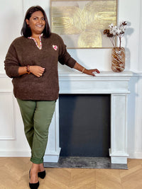 Ce pull marron grande taille allie douceur et élégance avec ses manches longues et son col en V orné de délicats motifs floraux. Un coeur brodé vient sublimer le devant, apportant une touche unique et féminine