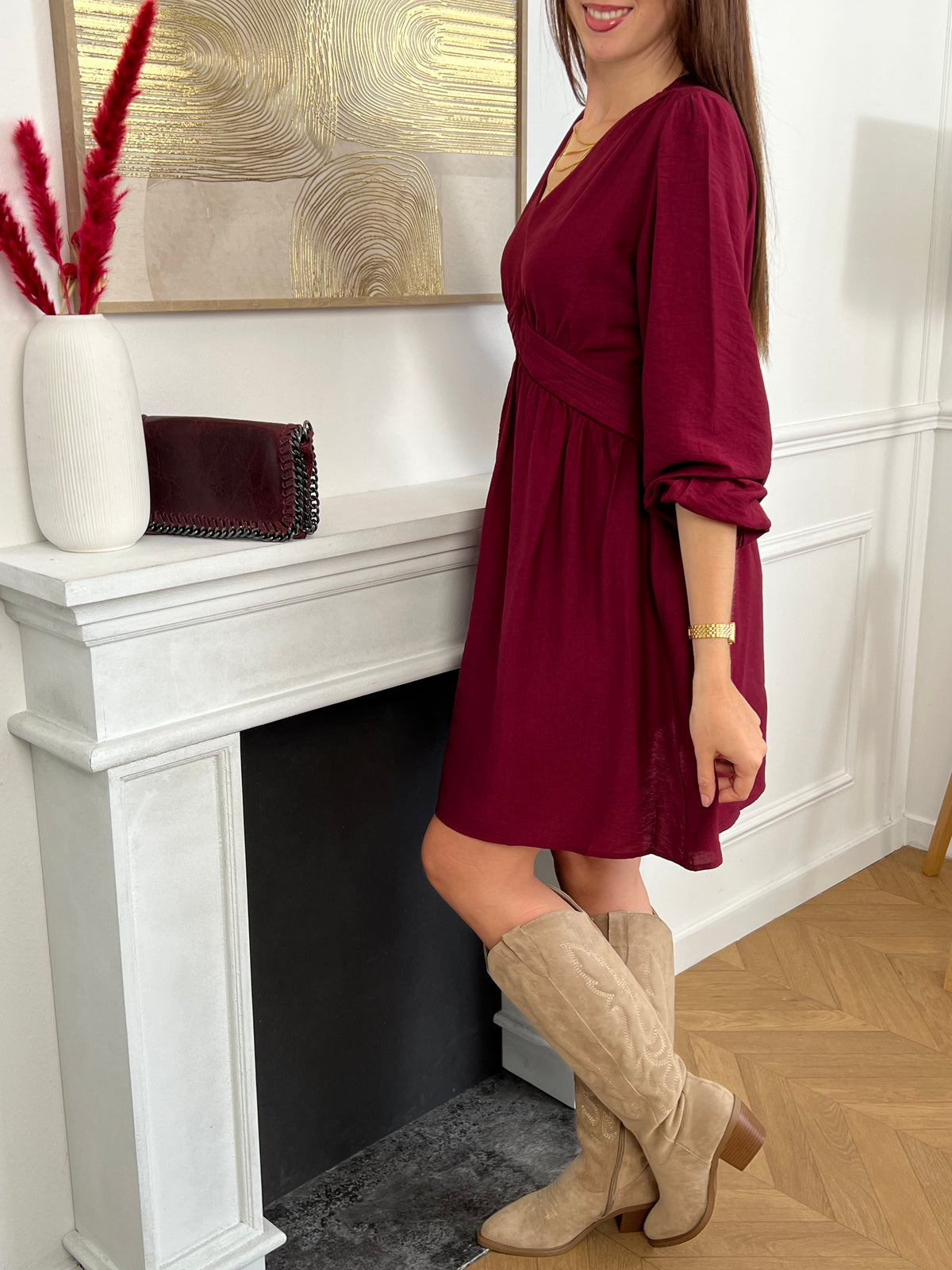 Élégante et féminine, cette robe courte dans les tons bordeaux/prune séduit par sa profondeur de couleur et sa coupe moderne. Son col V met en valeur le décolleté avec délicatesse, tandis que sa ligne épurée en fait une pièce idéale aussi bien pour une sortie habillée que pour une occasion plus décontractée.