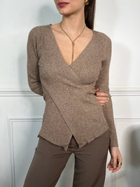 Adoptez un look sophistiqué avec notre top taupe près du corps, doté d’un effet croisé à l’avant et d’un col V flatteur. Élégance et féminité garanties.