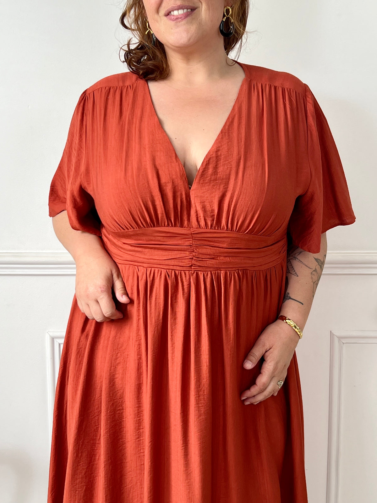 Robe longue terracotta grande taille femme – Chic et confortable, cette robe à manches courtes et col V sublime la silhouette. Sa taille élastique au dos assure un ajustement agréable. En couleur terracotta, elle est parfaite pour une allure féminine et tendance en grande taille.